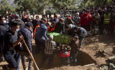 Il Marocco in lacrime si ferma per l'ultimo saluto al piccolo Rayan
