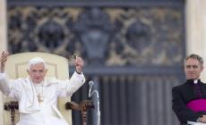 Il segretario di Ratzinger: "Tanta aggressività e tanto fango per distruggerlo"