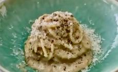 Svarione della Bbc: "Cacio e pepe? Con parmigiano e burro". L'ira di Confesercenti: "Siamo basiti"