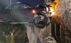 Via Emilio Lepido, auto finisce contro una casa: paura e danni