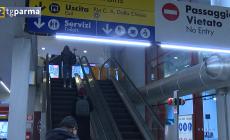 Scale mobili e ascensori rotti, i pendolari lamentano disservizi in stazione - Video