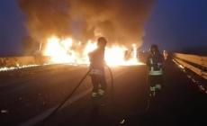 Cisterna in fiamme sull'A/1. Si viaggia solo su una corsia.  La riapertura completa nella notte - Il video