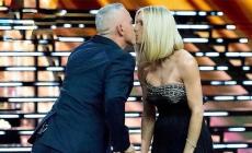 Hunziker show, il bacio a Eros Ramazzotti  scatena il pubblico