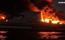 Incendio a bordo di un traghetto della Grimaldi: le fiamme, la paura - Video