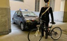 Ruba una bici e la rivende dopo pochi minuti: ma all'appuntamento sono arrivati anche i carabinieri 