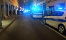 In sette senza mascherina a far spesa in un negozio in via Borghesi: quattro fuggono, tre multati 