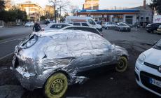 In via Emilia est arriva l'auto «incartata» (e abbagliante)