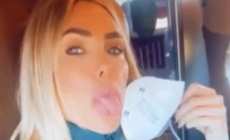 Rottura con Totti? Ilary Blasi risponde con una linguaccia (e senza la fede)