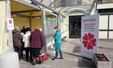 Un anno di vaccinazioni anti covid negli hub della provincia: sono quasi 300.000 le dosi somministrate