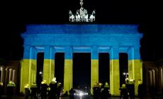 Gli Usa : "Forze russe pronte ad agire. Pronti ad inasprire le sanzioni". Parigi e Berlino si colorano con la bandiera ucraina