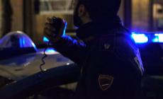 Stazione selvaggia:  ubriaco esagitato lancia bottiglie di vetro  e rifiuti in strada: bloccato e denunciato