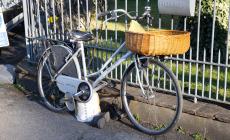 Scontro in via Mantova fra un'auto e una bici, grave la ciclista