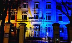 Palazzo Giordani, sede della Provincia, si tinge di giallo e di blu, i colori dell'Ucraina