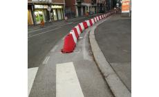 "Viale Pasini:  vi sembra una pista ciclabile? Chi pedala pu&ograve; solo andare sul marciapiede"