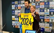 Buffon rinnova il contratto: "Ragiono ancora da calciatore" Al Parma fino al 2024. Giocherà fino a 46 anni -  Video
