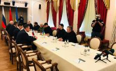 Russia fuori dai Mondiali e dalle coppe europee. Conclusi i negoziati: "Punti in comune". Putin vuole il riconoscimento della Crimea  russa e l'Ucraina  neutrale 