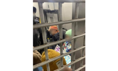 Arrestati 5 bambini a Mosca : deponevano fiori davanti all'ambasciata ucraina insieme alle mamme