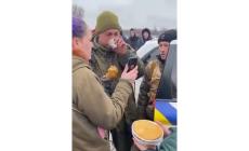 Soldato russo si arrende: gli ucraini gli offrono da mangiare e uno smartphone per una videochiamata con la famiglia- Guarda il video
