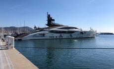 Caccia ai beni degli oligarchi russi: yacht congelati, sigilli alla villa in Versilia intestata al magnate Oleg Savchenko
