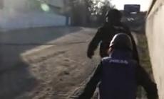 Ucraina, troupe di Sky News filma mentre è bersagliata da colpi di proiettile: il video