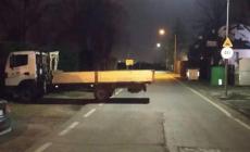 Il  parcheggio  di un "fenomeno": l'autocarro in strada