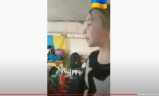 Una  bambina canta "Let it go" di Frozen in un bunker, attorno a lei un gruppo di persone l'ascoltano e si emozionano- Video