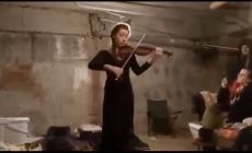Una violinista suona nel rifugio di Kharkiv sotto le bombe  - Video 