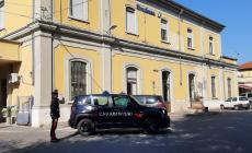 Sputi, inseguimento con cocci di bottiglia, fino ai pugni e calci: denunciati tre ragazzi. Erano l'incubo di due 17enni