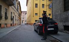  Scappa all'alt, imbocca via Carducci in contromano e si schianta: era alla guida sotto l'effetto di alcol e droga