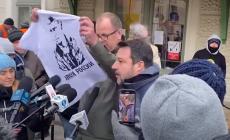 Salvini in Polonia contestato dal sindaco di Przemysil che gli mostra la maglietta di Putin: "Io non la ricevo"- Video