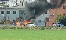 Auto in fiamme vicino a Baganzola - Video 