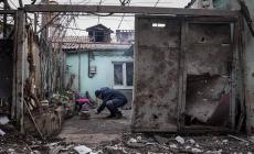 Mariupol, colpita una scuola dove avevano trovato rifugio 400 persone. Mosca: «Un altro missile ipersonico contro obiettivi militari»