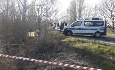 Schianto in auto, morti due ventenni a Modena. Gravissimo il terzo amico 
