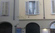 Scritta "acrobatica" sul palazzo. La rabbia e l'appello del residente: "Mettiamo telecamere..."