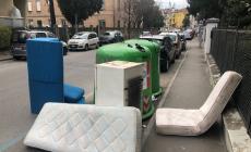 Dal divano con frigorifero ai sacchetti: la compilation dei rifiuti è... "completa" - Le foto