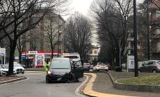 Viale Campanini, perde il controllo dell'auto e si schianta contro palo dello spartitraffico