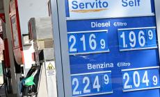 Caro carburante, i sindacati dei gestori:  "Adeguamenti più  veloci e il Governo abbatta le accise"