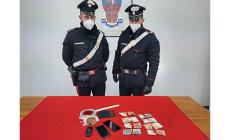 Litigano in una stanza d'albergo e lei chiama il 112.   I carabinieri trovano un etto e mezzo di eroina e denaro: arrestati