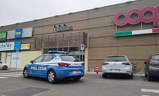 Bulli nel parcheggio del centro commerciale:  disturbano i clienti, mangiano e lasciano i rifiuti, fanno flessioni sul cofano delle auto:  fermati 5 ragazzi
