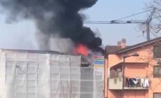 Ronco Campo Canneto: tetto in fiamme, palazzo inagibile