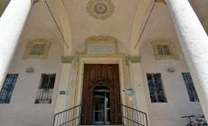 Picchia e stringe le mani al collo dell'operatore che distribuisce i referti alla Casa della Salute