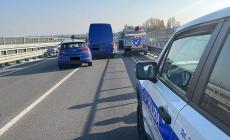 Incidente tra due furgoni e un'auto sul cavalcavia della Tibre: grave una donna di 52 anni