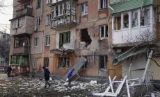 A Mariupol 100 mila persone intrappolate. Colpito un edificio a Rubizhne, uccisi due bambini. Dall'inizio della guerra ne sono morti 121, 167 feriti. L'ambasciatore di Kiev: "Faremo il possibile per il Papa a Kiev"