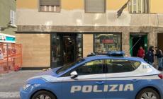 Via Garibaldi: prende a sprangate le vetrine dei  negozi e ne manda in fratumi una. Preso dai poliziotti e arrestato 