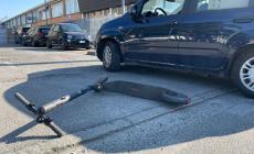 Scontro fra un'auto e un monopattino in via Toscana: ferite lievi per una 32enne