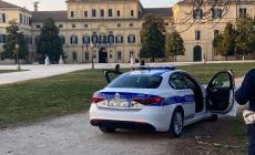 Soccorrono un 30enne che cade in scooter e gli trovano ovuli di eroina e cocaina: lui grave in ospedale e segnalato