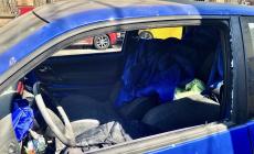 Un'auto ferma da un mese usata come rifugio in via Kennedy: perché nessuno controlla?