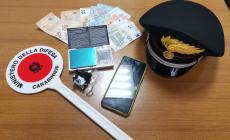 Quei passaggi e quelle soste sospette in auto: pusher sorpreso a vendere cocaina a un cliente

 