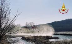 Varano, il rogo ha superato il crinale e raggiunto l'altra vallata. Continuano i lanci d'acqua dall'elicottero - Video