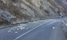 Massi pericolanti sulla Sp 15 Calestano -Berceto: operai al lavoro